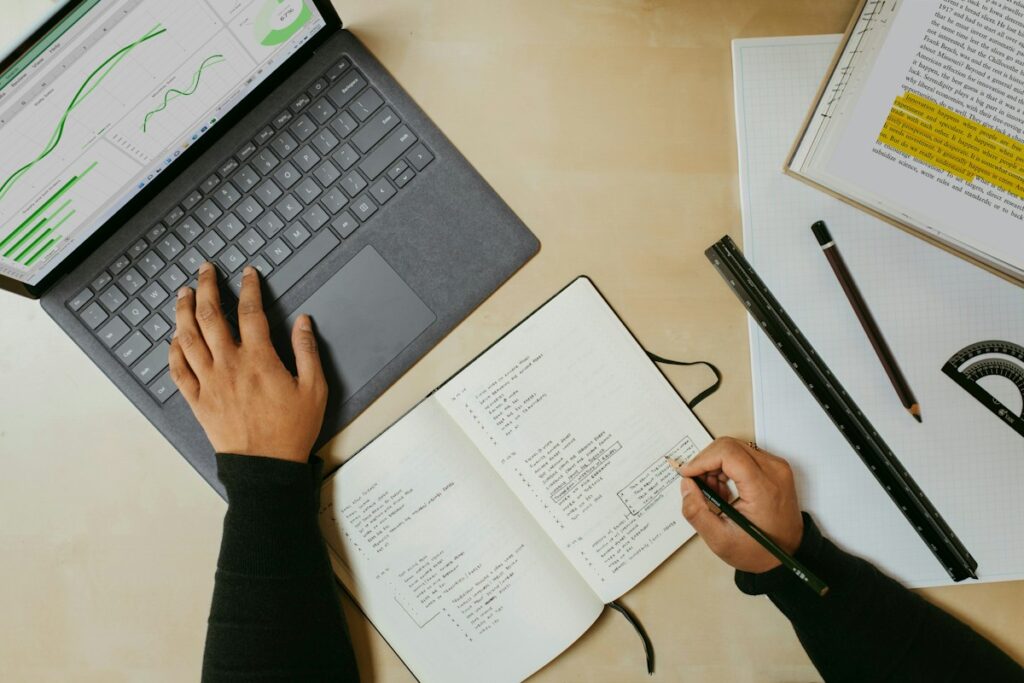Persona utilizando una computadora portátil en un escritorio