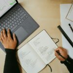 Persona utilizando una computadora portátil en un escritorio
