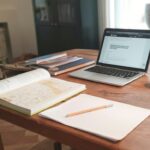 Computadora portátil sobre una mesa de madera
