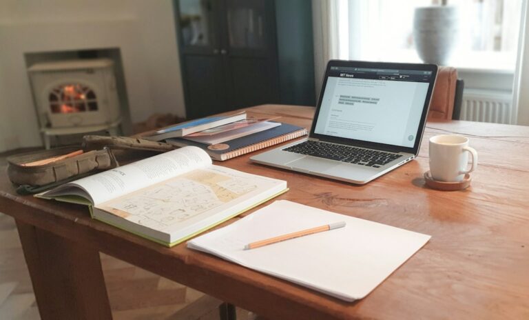 Computadora portátil sobre una mesa de madera