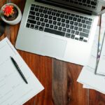 Computadora portátil sobre un escritorio de madera